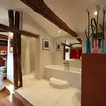 Renaissance Hotel 4*